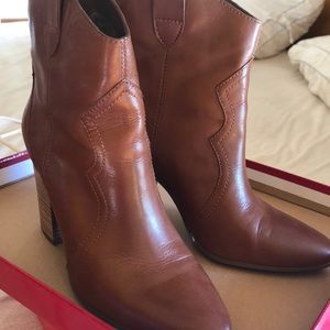 Booties with heal leather